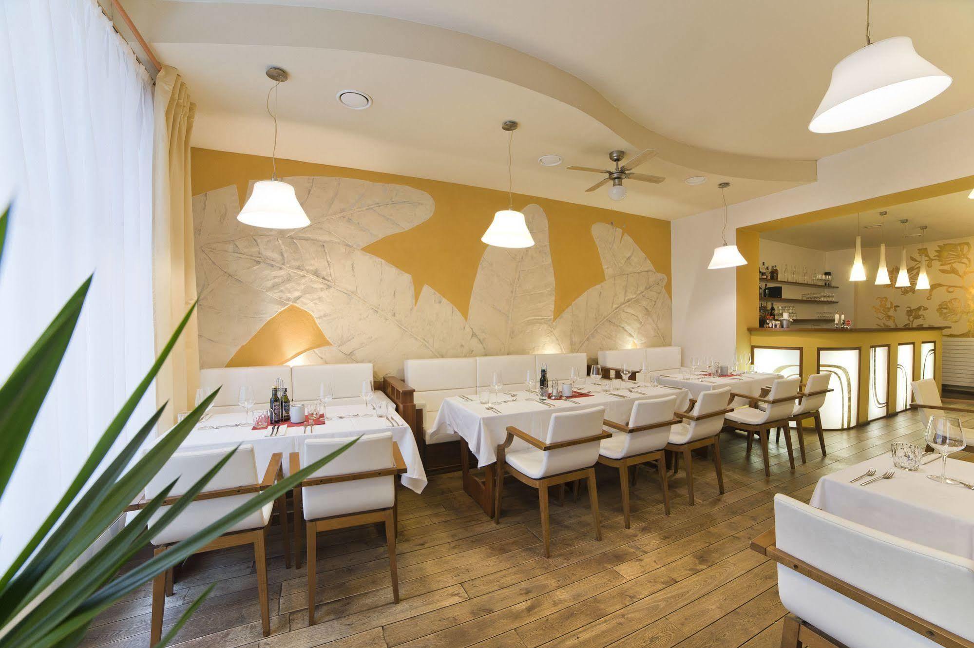 Hotel Art Pisek  Luaran gambar